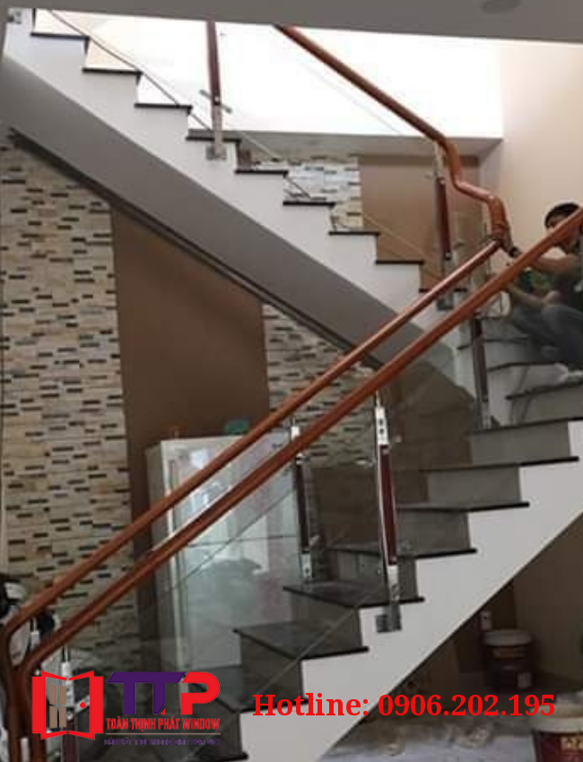 Cầu thang kính cường lực, trụ inox, tay vịn gỗ