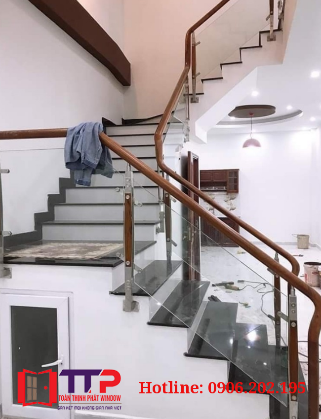 Cầu thang kính cường lực, trụ inox, tay vịn gỗ