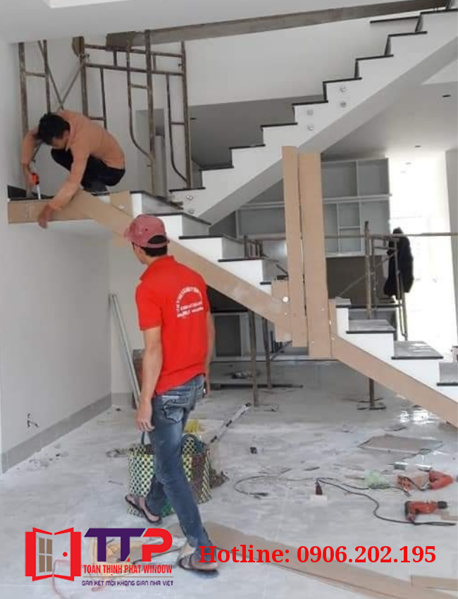 Cầu thang kính cường lực, trụ inox, tay vịn gỗ