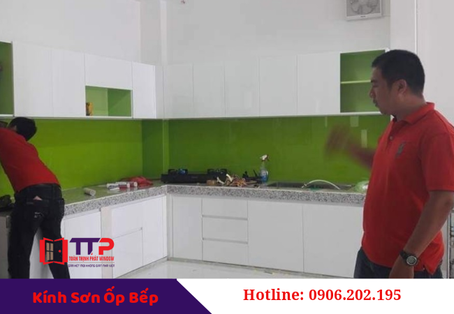 Chuyên cung cấp và lắp đặt Kính sơn ốp bếp