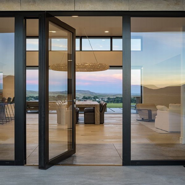 Cửa nhôm kính cường lực có cấu tạo gồm kính cường lực, phần khung nhôm, cùng phụ kiện đi kèm