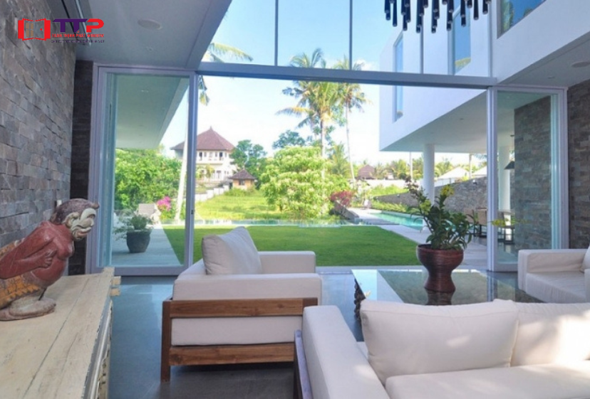 Cửa kính cường lực phòng khách mở lùa