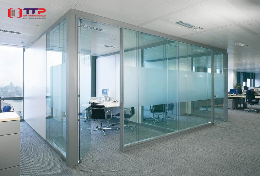 Cửa kính cường lực văn phòng mở quay kết hợp vách kính cường lực khung nhôm