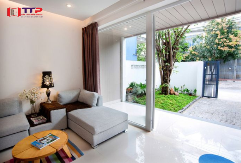 Cửa kính cường lực phòng khách mở lùa tiết kiệm diện tích không gian