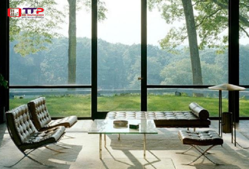 Cửa kính cường lực phòng khách giúp không gian tươi sáng hơn