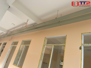 quá trình lắp đặt hoàn thiện cửa nhôm tại công trình