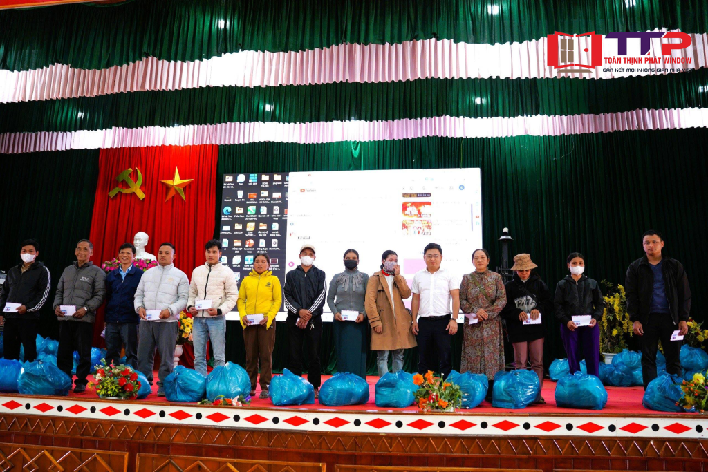 Toàn Thịnh Phát Window trao tặng 100 suất quà Tết 2026