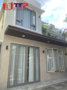 cửa đi mở quay nhôm maxpro