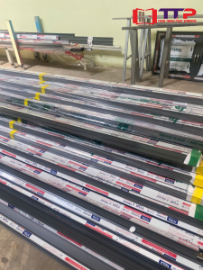 Xưởng gia công nhôm kính toàn thịnh phát nhôm kính thạch lộc nhập lô nhôm mới 