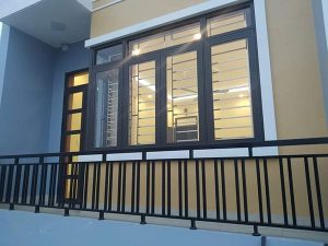Hình ảnh minh họa lan can kính cho ban công nhà phố.