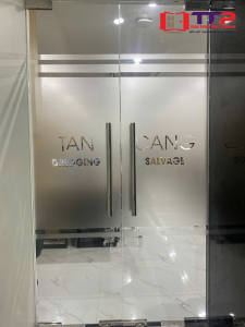 cửa kính thủy lực văn phòng