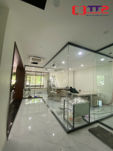 cửa kính thủy lực văn phòng
