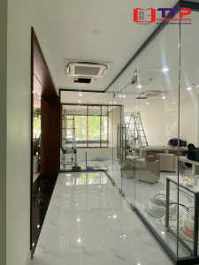cửa kính thủy lực văn phòng